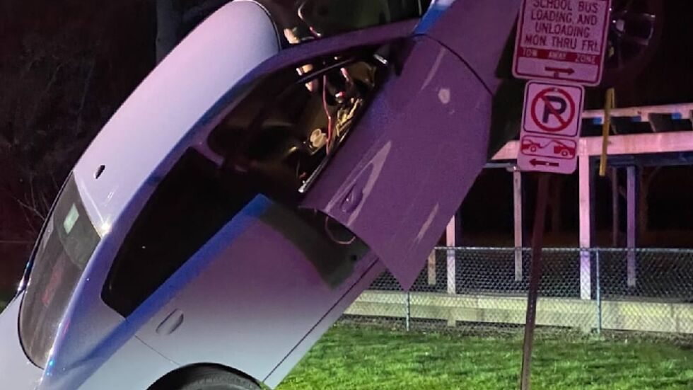  Пияна жена приземи отвесно колата си върху знак 