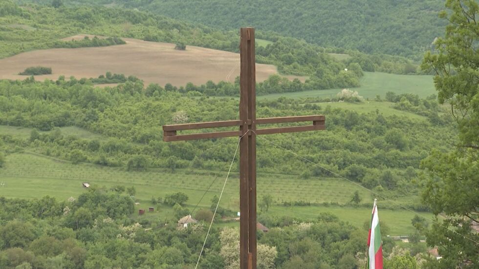 В името на вярата: Издигнаха 6-метров кръст над село в Северозапада 