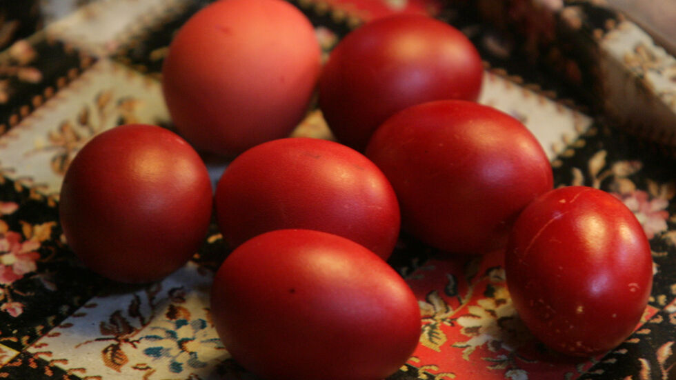 По традиция: Боядисаха 2024 червени яйца в Бачковския манастир