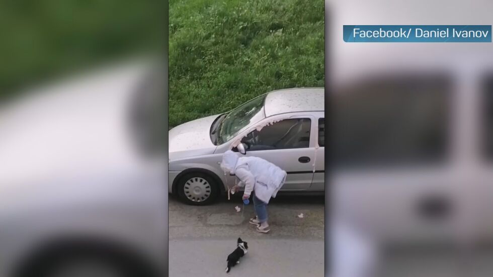 Битка за паркомясто: Бясна съседка запечата кола с монтажна пяна в София (ВИДЕО)