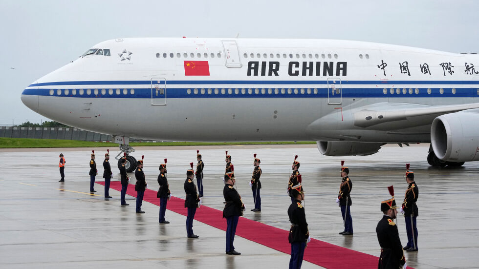 Китайският президент Си Дзинпин пристигна в Париж, среща се с Макрон и Фон дер Лайен