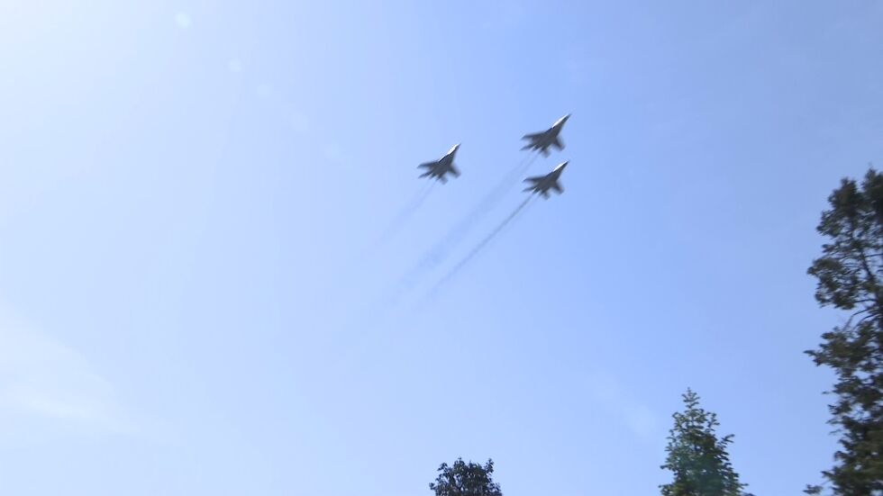  На 250 м височина с 600 км/ч: Изтребители МиГ-29 прелетяха над София (ВИДЕО) 