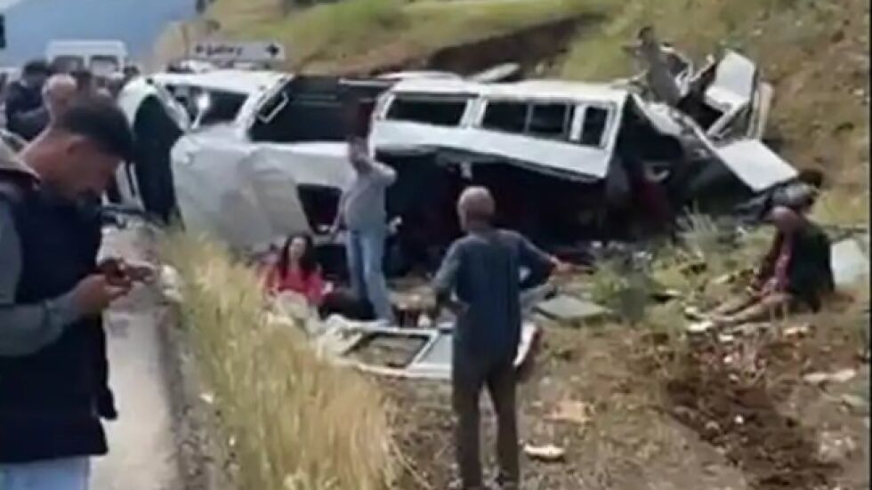  Тежка злополука с микробус и бетоновоз в Турция 