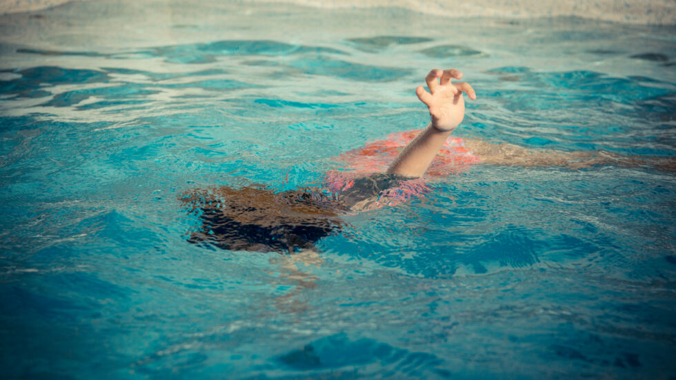  Жена се хвърли с трите си дребни деца в река 