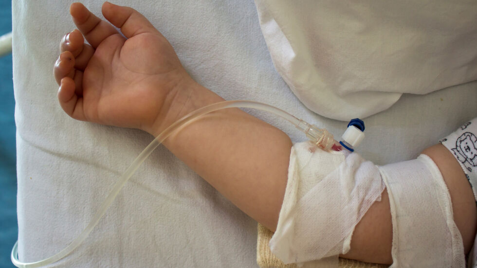  Има заплаха за живота 3-годишното дете, ударено от кола в Бургаско 