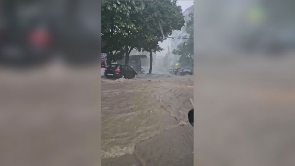  Бедствие в Плевен: Проливен дъжд, гръмотевици и градушка като лешник (ВИДЕО) 