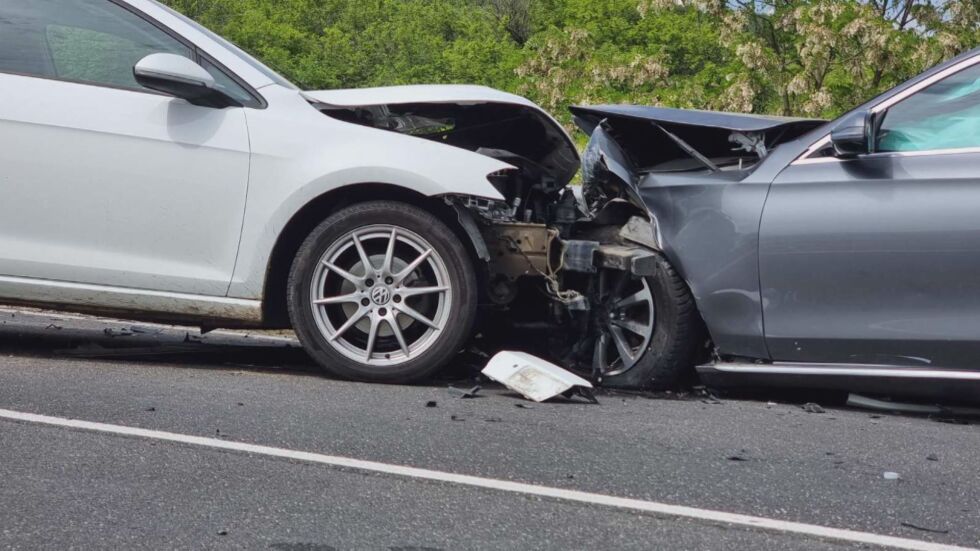  Заради погрешно изпреварване: Удар сред три коли рани петима преди Маказа 
