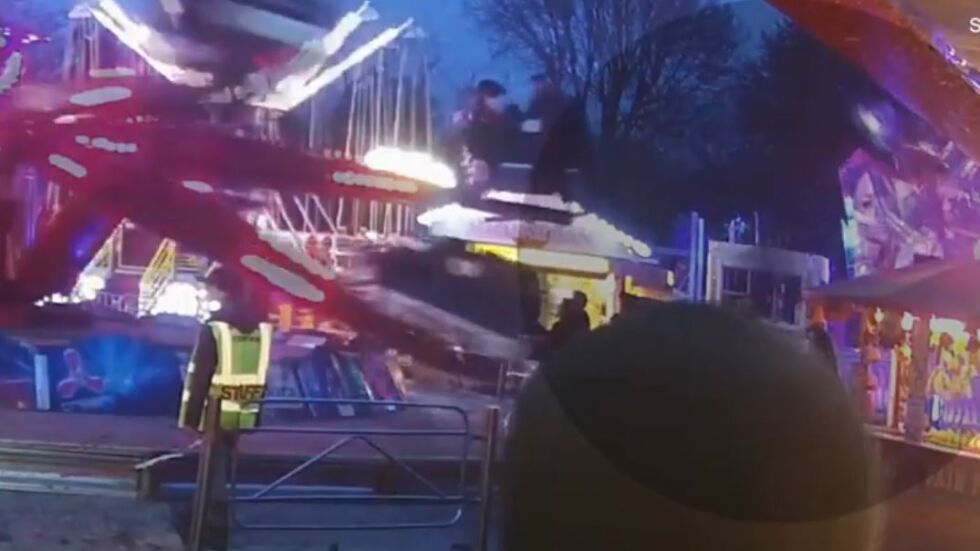  Шокиращият миг, в който майка е хвърлена от влакче в увеселителен парк (ВИДЕО) 