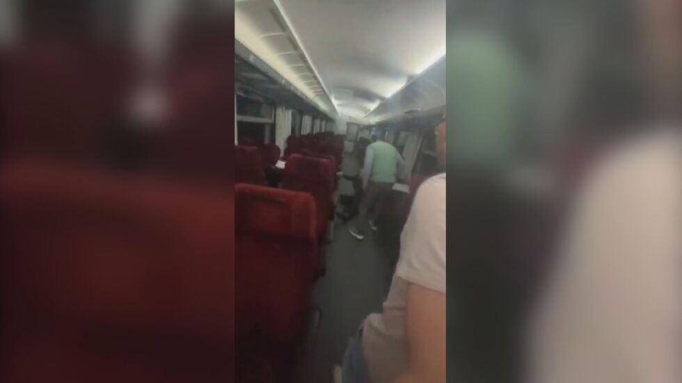  Агресия във влака: Разярен пасажер атакува кондуктор 