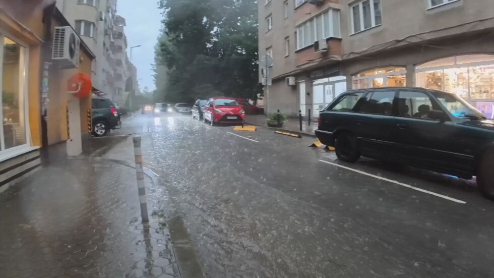  Майка с щерка са били евакуирани при бурята в София (ГАЛЕРИЯ) 