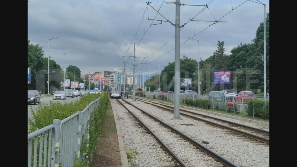 Кола върху релсите на бул. "България" в София спря движението на трамваите (ВИДЕО)