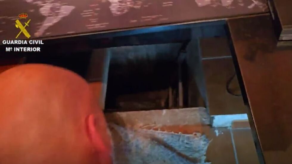  Държано в дупка под бюро: 5 година момиче е третирано като робиня в дома на педофил (СНИМКИ) 
