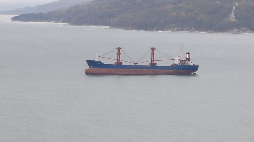 Екипажът на кораб във Варна е заразен с COVID-19, готвачът е починал