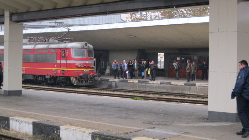1000 души протестираха в Горна Оряховица - там минават 80% от спрените влакове 