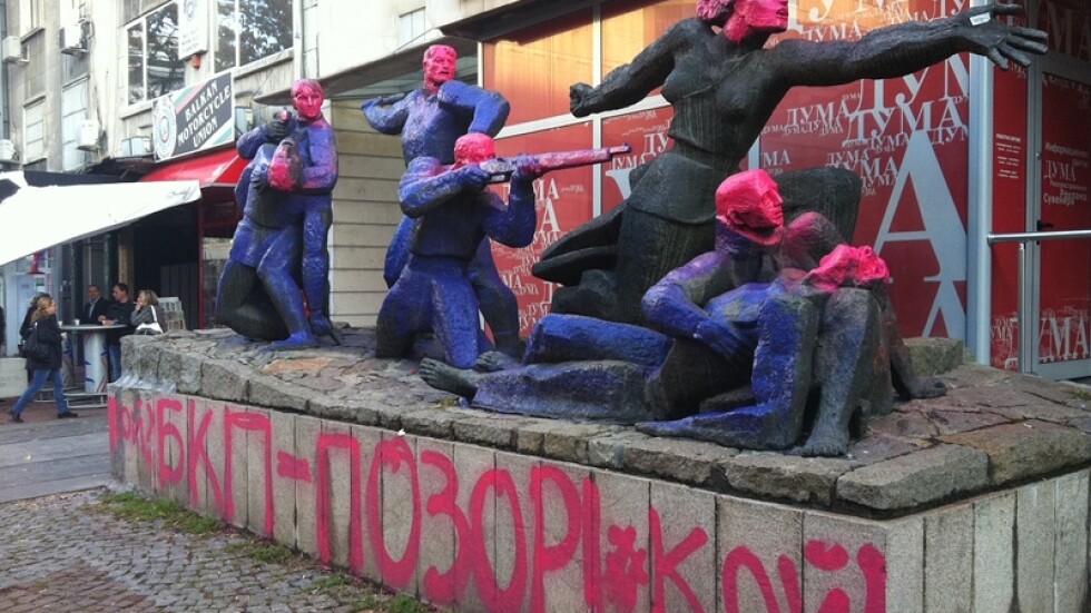 Боядисването на паметници – безвкусица или политически протест