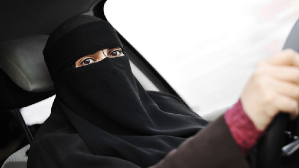 Саудитска Арабия - където жените се бунтуват като шофират