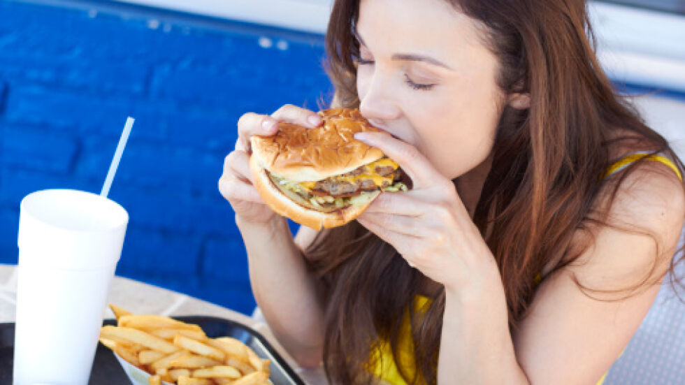 Вижте какво се случва в първия час с тялото ви, когато ядете бърза храна? (ВИДЕО)