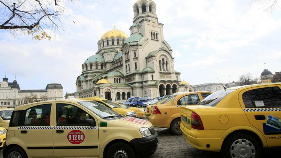 Задължават таксиметровите фирми да наемат шофьори