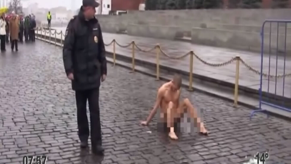Защо един руски художник прикова тестисите си към паважа на "Червения площад"?