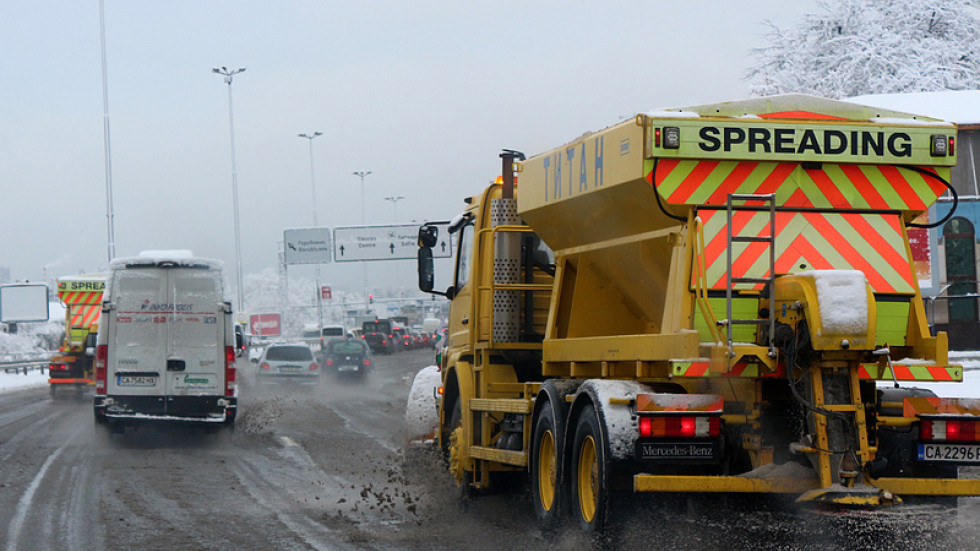 Над 220 машини чистят пътищата в Северозапада, София и Перник