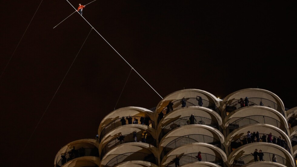 Акробат премина със завързани очи по въже между 2 небостъргача (СНИМКИ И ВИДЕО)