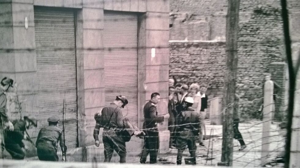 Почина човекът, обявил падането на Берлинската стена