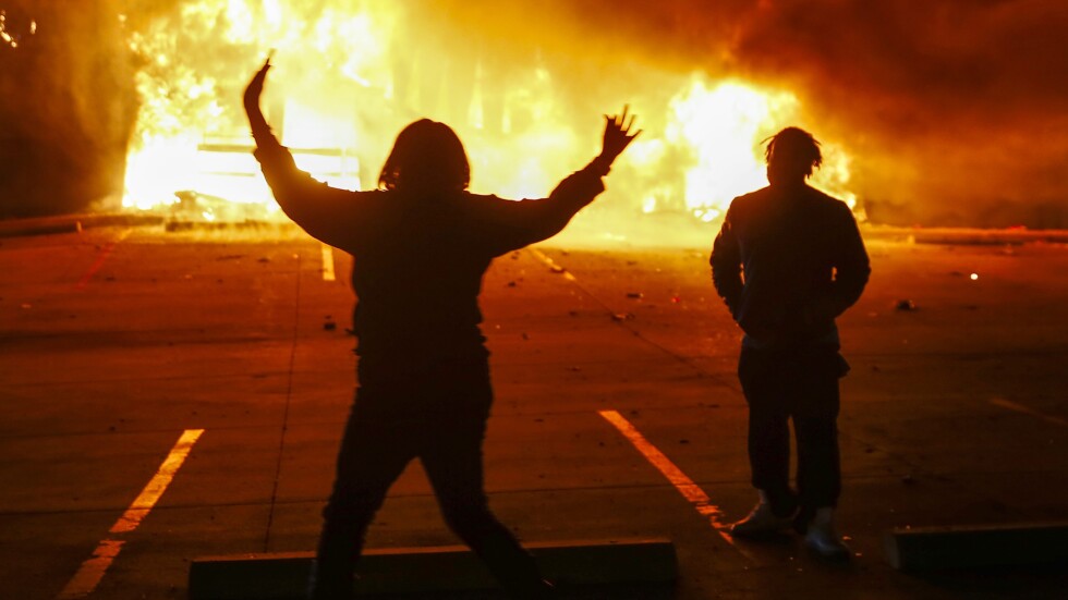 Отново: Пламъци, стрелба и насилие във Фъргюсън (СНИМКИ И ВИДЕО)