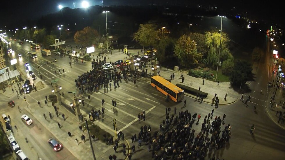 Около 300 полицаи затвориха Орлов мост в София в час пик (ВИДЕО) 