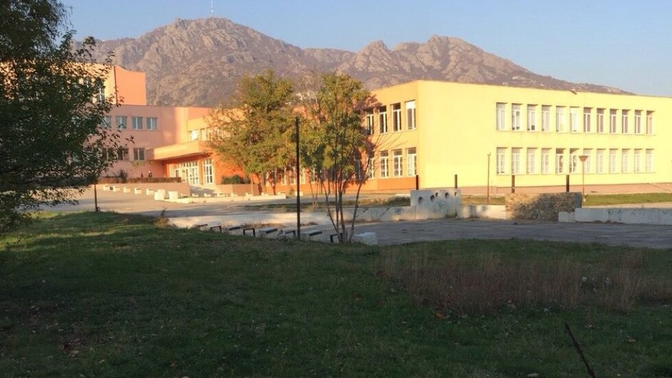Момиче беше убито в двора на сливенско училище