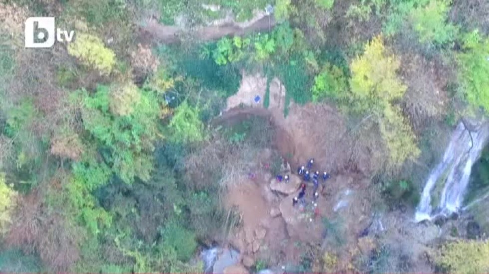 Издирването на затрупаните край Крушунските водопади, заснето с дрон (ВИДЕО)