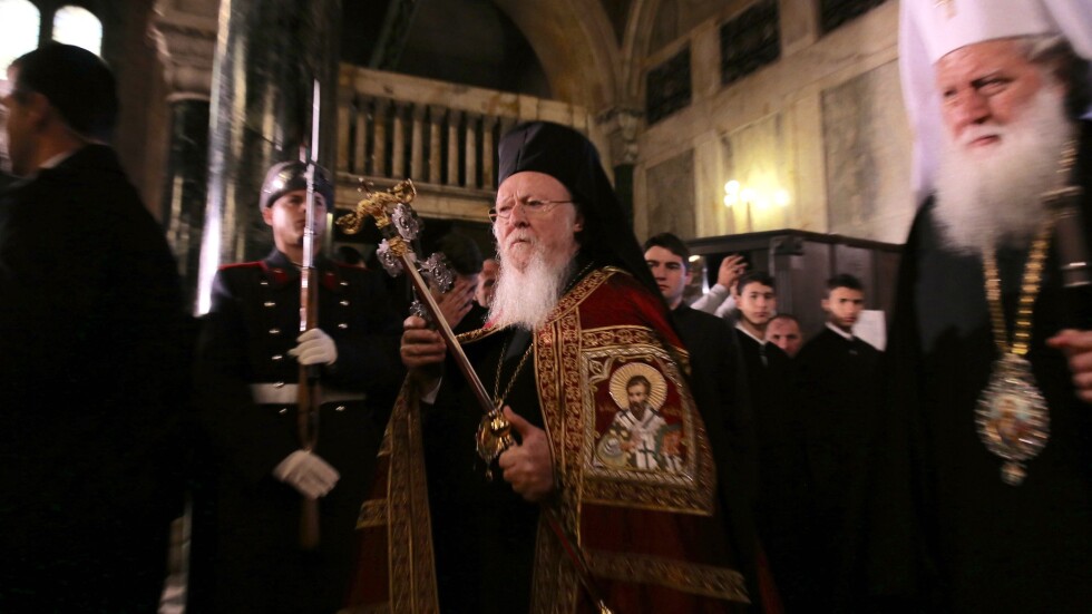 С листа от рози, хляб и сол посрещнаха Вселенския патриарх в Троянския манастир 