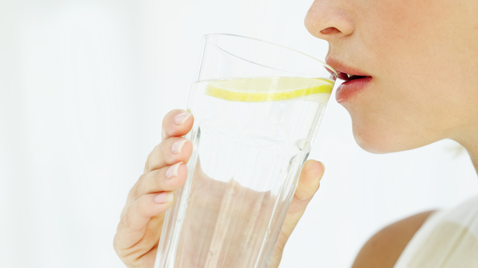 Защо е полезно да пием вода с лимон всяка сутрин 