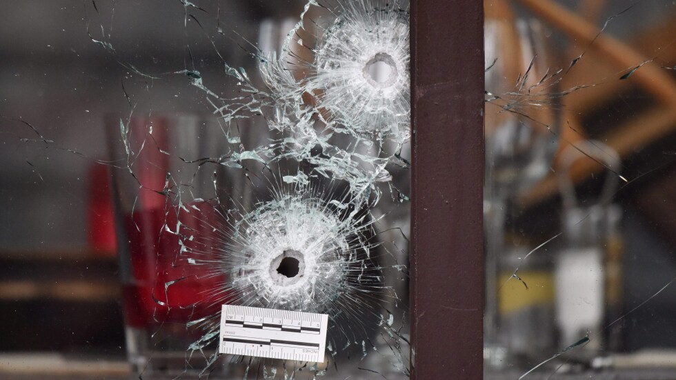 Намериха автомати "Калашников" в изоставената от терористите кола в Париж