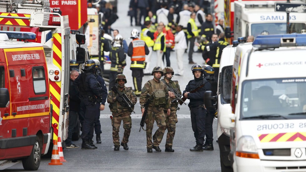Престрелки при спецакция в парижко предградие, двама терористи са убити (СНИМКИ И ВИДЕО)
