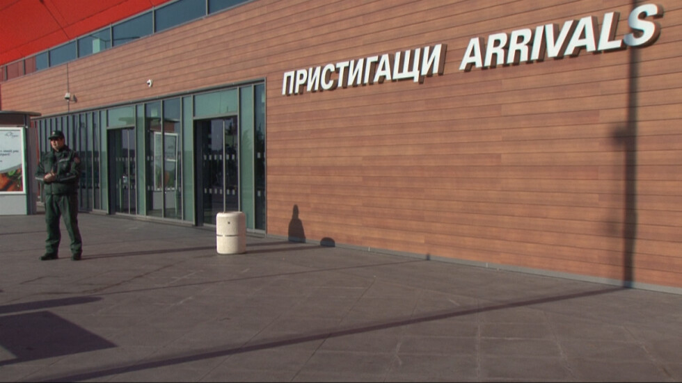 Бомбена заплаха приземи самолет на Летище Бургас (ВИДЕО)