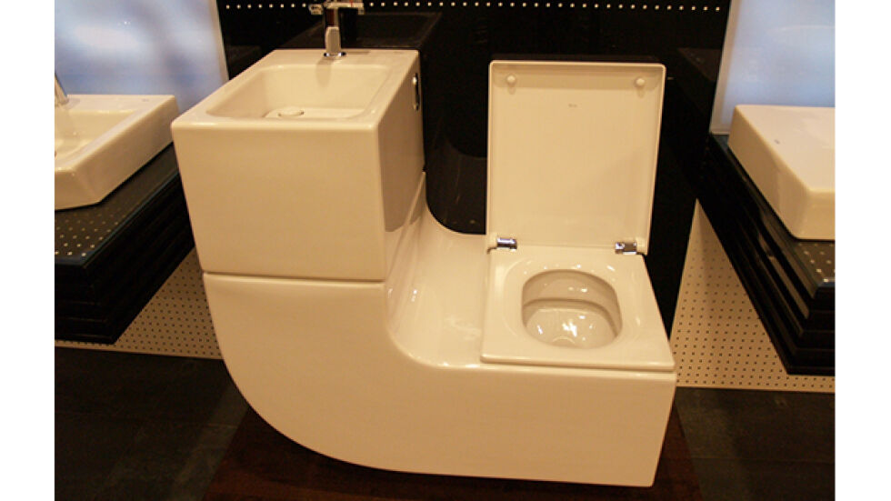 Тоалетна без вътрешен ръб и казанче, което ползва водата от мивката