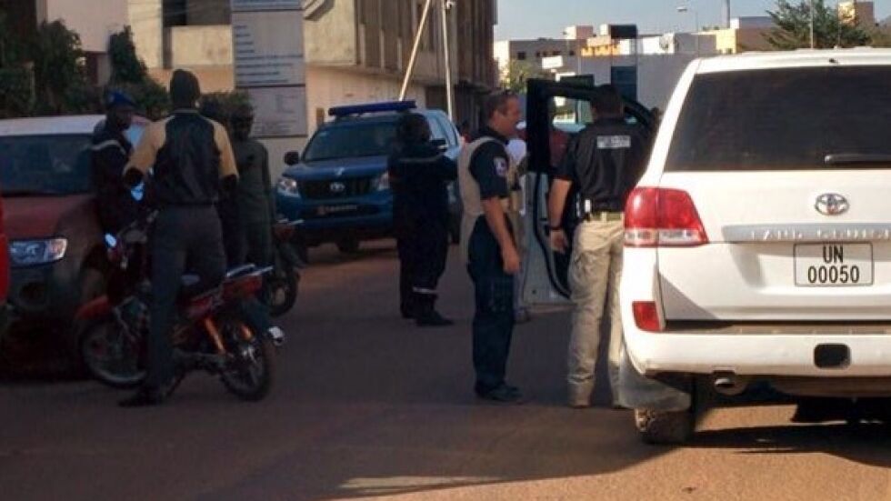 Спецчасти освободиха 80 заложници от хотел "Радисън" в Мали, акцията продължава