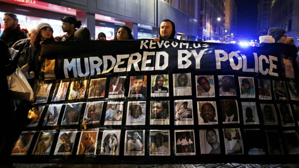Масови протести в Чикаго заради убийството на чернокож (СНИМКИ)