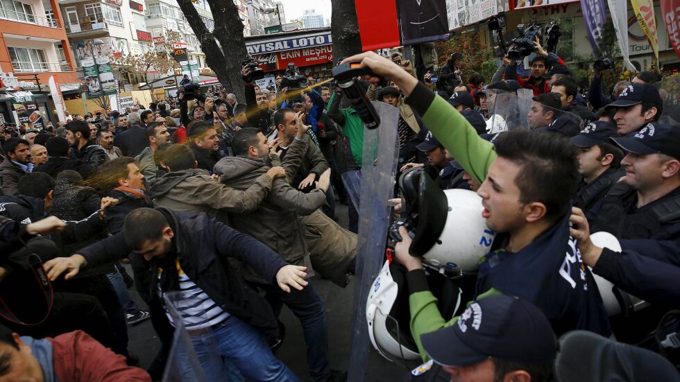 Протести и сблъсъци в Турция срещу арести на журналисти (СНИМКИ И ВИДЕО)
