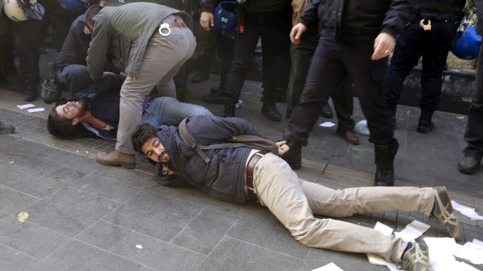 Сблъсъци между турската полиция и протестиращи срещу арестите на депутати