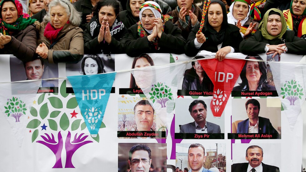 Размирици в Турция: Използваха водни струи и сълзотворен газ срещу протестиращи (ОБНОВЕНА)