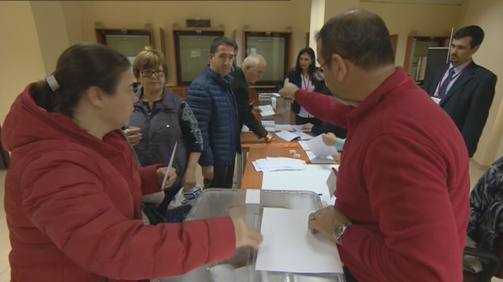 Български избиратели говорят на турски в секция в Бурса
