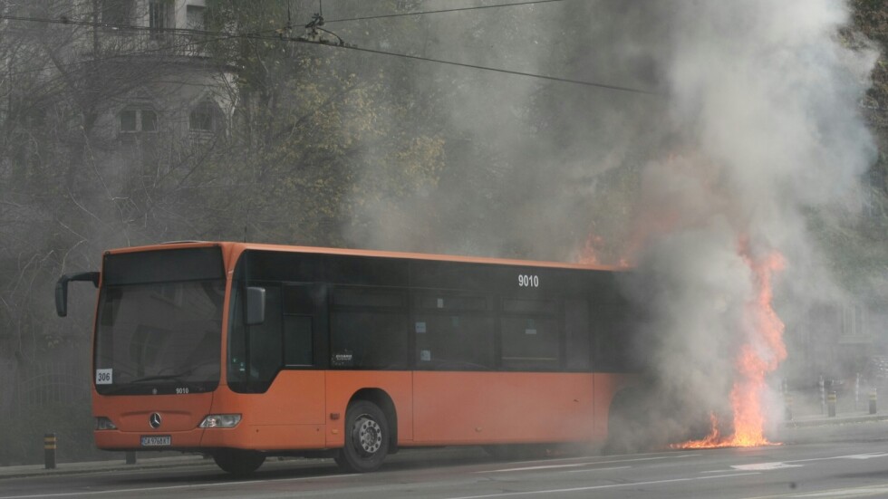 Автобус се запали до Орлов мост (ВИДЕО, СНИМКИ)