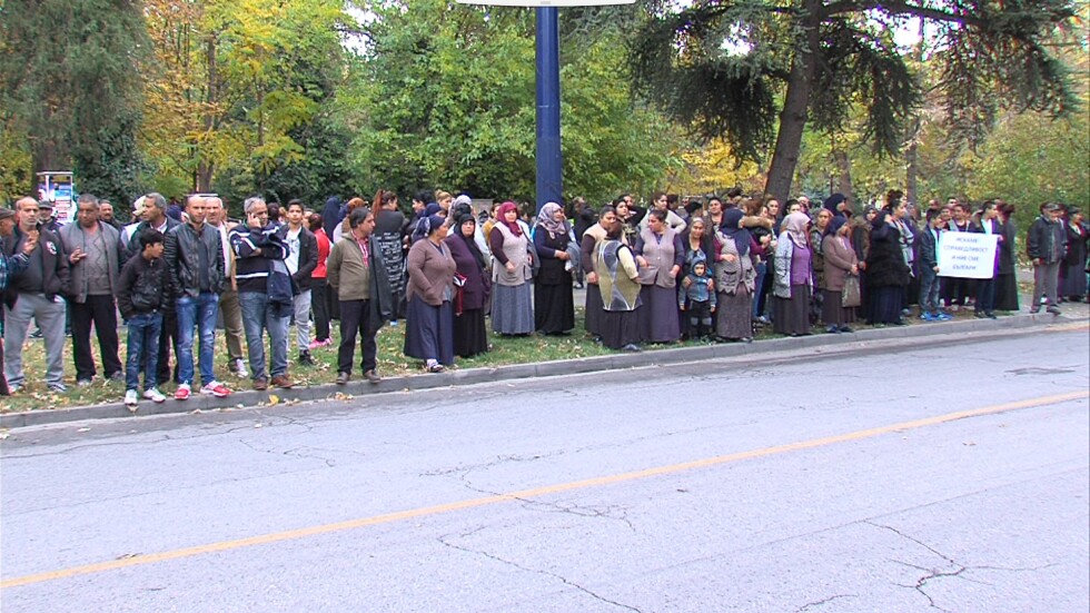 Протестиращи пред съда в Пазарджик поискаха двойният убиец да не излезе на свобода