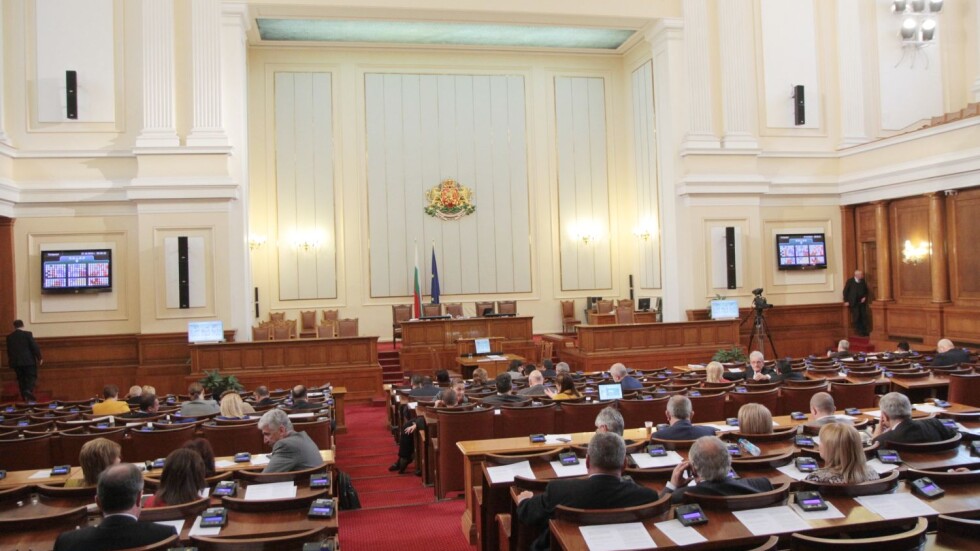 Депутатите се събраха за първи път след изборите, за да излязат отново във ваканция