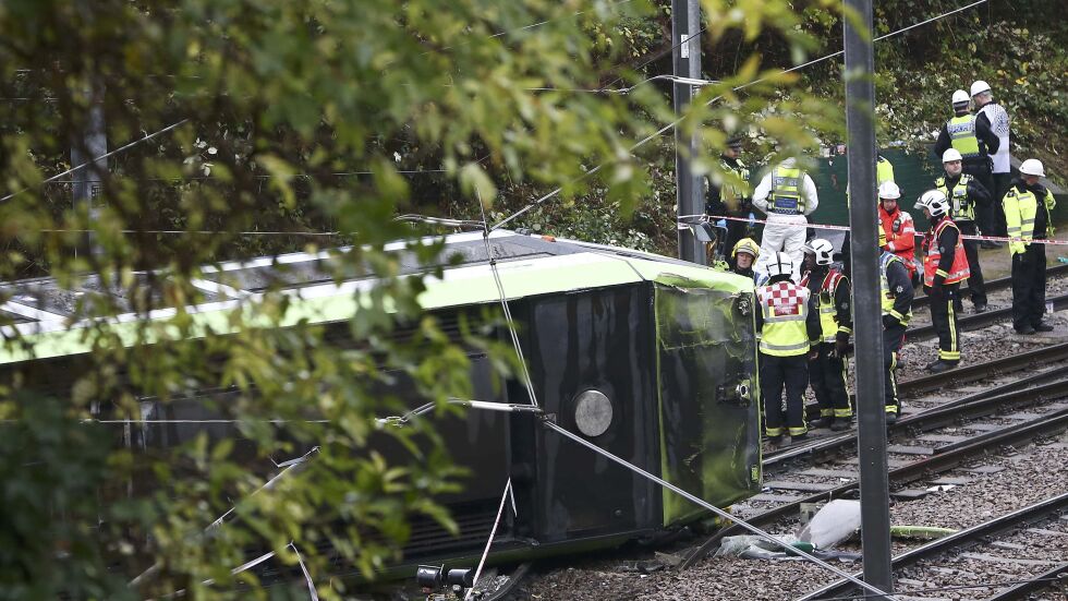Трамвай се обърна в Лондон, 7 души загинаха