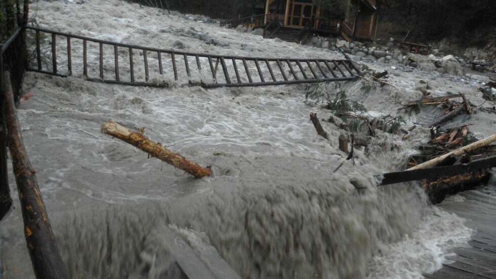 Бедствено положение в Банско, реката преля и отнесе два моста (СНИМКИ И ВИДЕО)