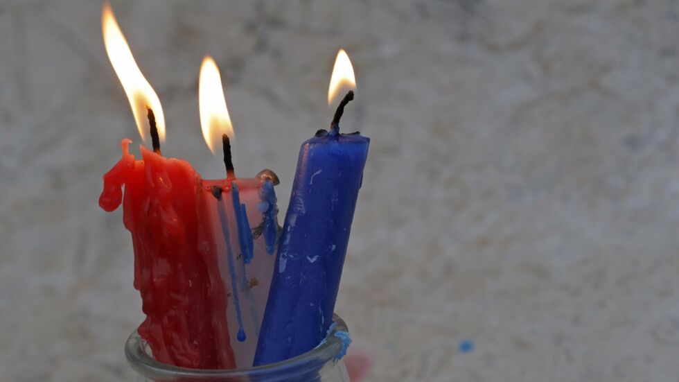 Фенери, балони, паметни плочи и свещи – Париж си спомни за жертвите на атентатите