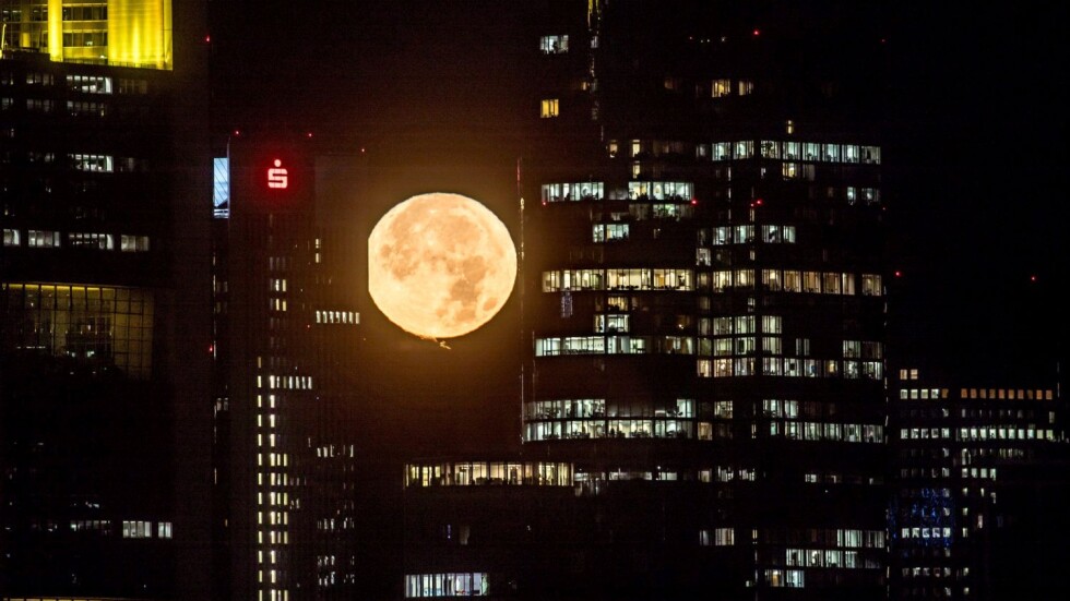 Най-ярката луна от 68 години насам осветява небосклона