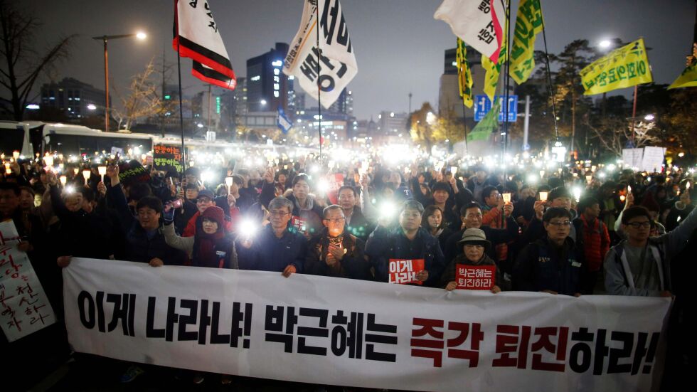 Масови протести в Южна Корея срещу президента (СНИМКИ)